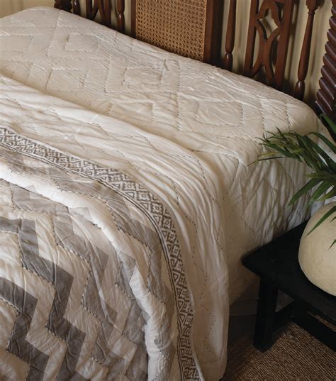 White Grey Printed Cotton Quilt – Tulsi Online