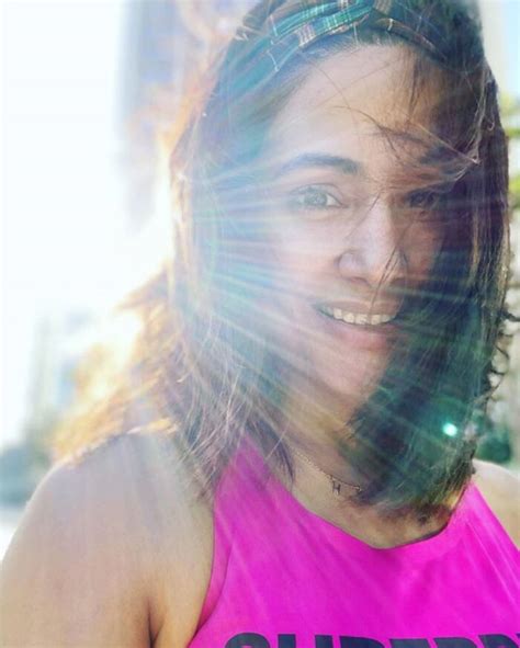 Hina Khan breaks the Internet with sunkissed pics