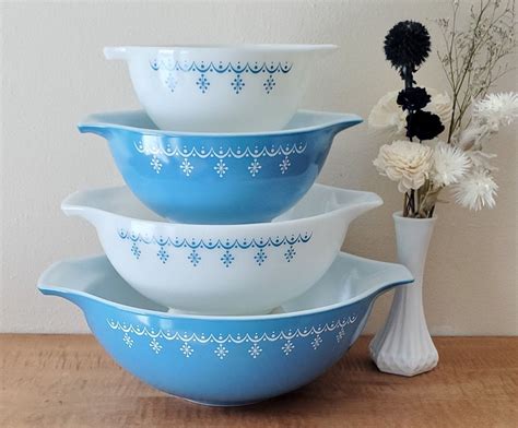 Vintage Pyrex Snowflake Blue Garland Cinderella Mixing Bowl Set of 4 ...