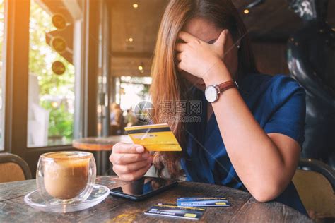 一个亚裔女在持有信用卡时紧张和破碎高清图片下载-正版图片504557470-摄图网