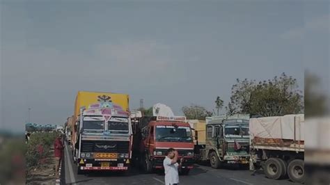 National Highway: चालान काटे से नाराज वाहन चालकों ने नेशनल हाईवे कर ...