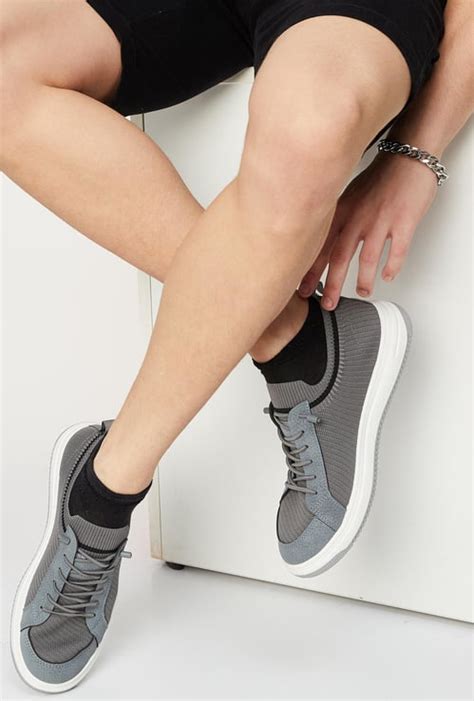 Buy Sport Shoes for Men in India at Best Price | Max Fashion