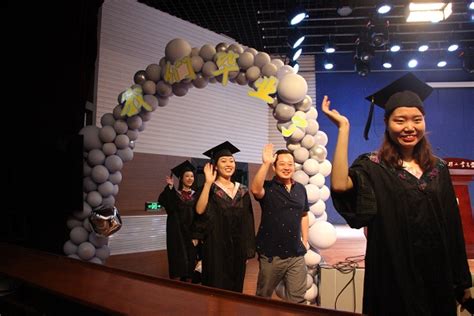 穿学士服的大学生欢呼庆祝毕业—高清视频下载、购买_视觉中国视频素材中心