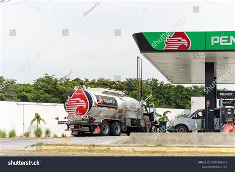 Pemex Gas Station Guadalajara Pemex Gas Stock Photo 2593906111 ...