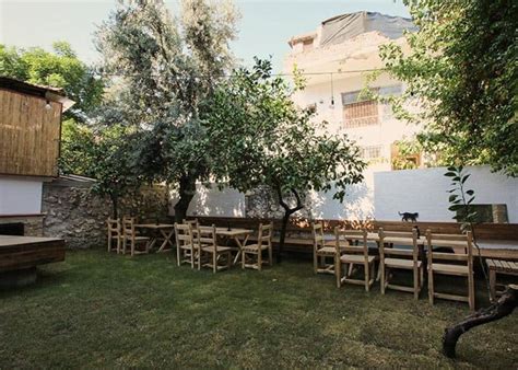https://hostelgeeks.com/wp-content/uploads/2022/12/Flaneur-Hostel-Garden.jpg