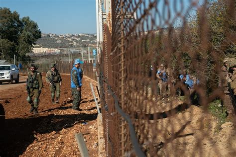 FILE PHOTO: United Nations peacekeepers (UNIFIL) and Lebanese army soldiers stand guard at a checkpoint in Naqoura, near the Lebanese-Israeli border, southern Lebanon, October 27, 2022. REUTERS/Aziz Taher/File Photo