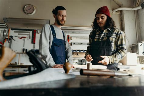 Apprenticeship vs. Internship: Pros and Cons