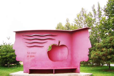 伊甸园红色不锈钢雕塑 – 北京博仟雕塑公司