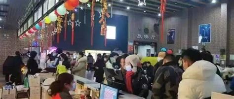 荆州区百名残疾人走进电影院 见证新中国70年高光时刻-新闻中心-荆州新闻网