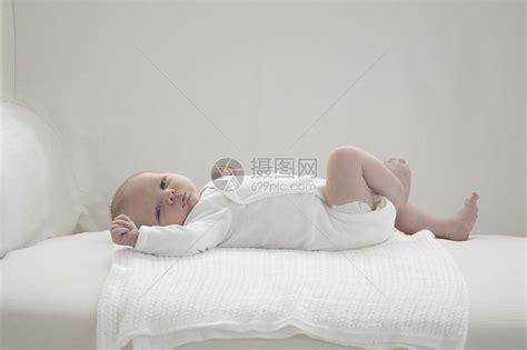 2周两周的新生儿婴儿宝宝毯子男孩白色婴儿期宝贝高清图片下载-正版图片321883360-摄图网