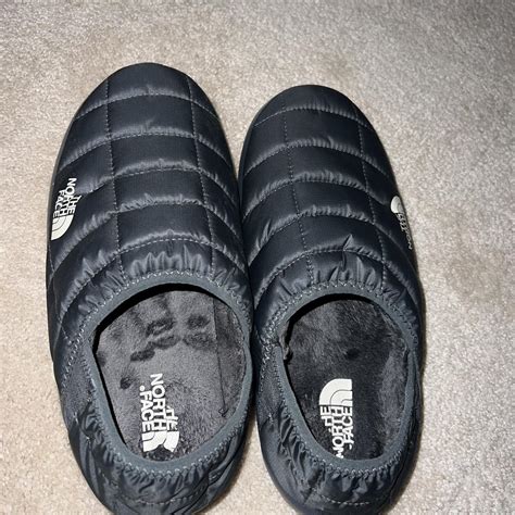 North Face Slippers Fits like a men's 8/8.5 - Depop
