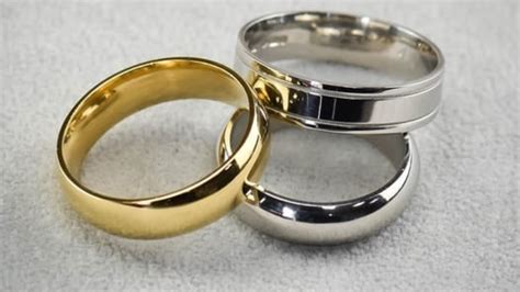 White Gold vs Yellow Gold – Which is Better? Price, Look & Value ...