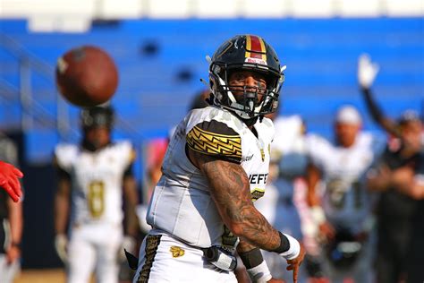 Football Player Running 的图像结果