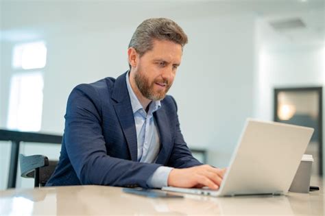 Businessman with Laptop 的图像结果