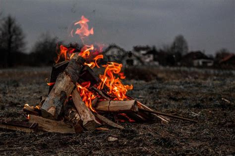 土地上燃烧的红色篝火背景图片免费下载 - 觅知网