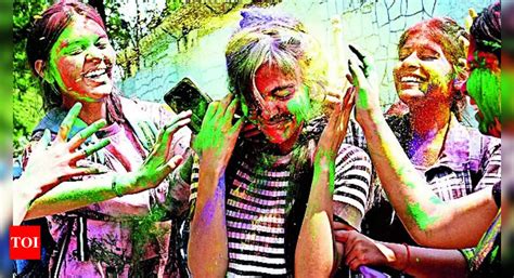 Holi Festival: Holi On Two Days As Tradition, Lunar Calendar Divide ...