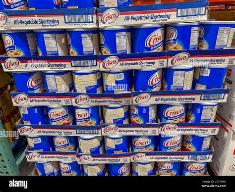 BAXTER, MN - 24 JUN 2023: Cans of Crisco All Vegetable Shortening on ...