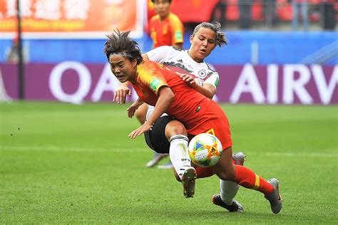 德国女足2-0奥地利女足晋级四强，奥地利门将送礼+三中柱