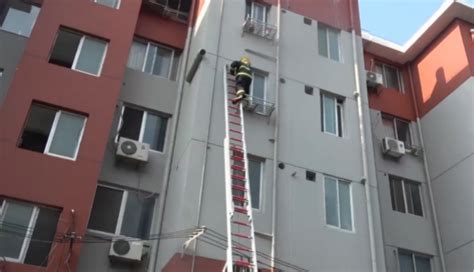 6岁女孩被反锁家中 消防队员2分钟架梯进门_上海滩_新民网