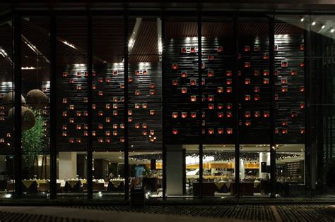 Restaurant Color Outside Building 的图像结果