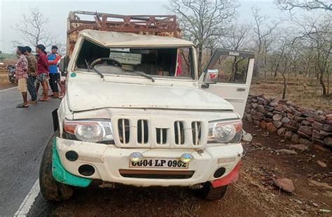 शादी समारोह से लौट रही पिकअप अनियंत्रित होकर पलटी, 2 की दर्दनाक मौत, कई ...