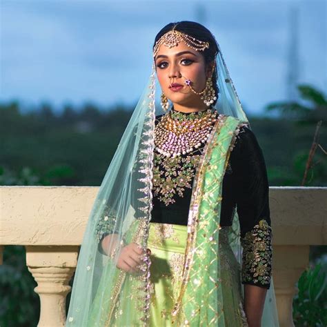 Back In Fashion! विंटर वेडिंग के लिए परफेक्ट हैं ये 15 वेलवेट ब्लाउज ...