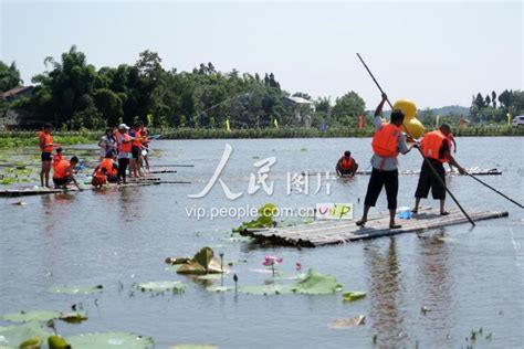 重庆人玩嗨了︱踩着水搓麻将、打水仗、水上餐馆，而且就在主城边边