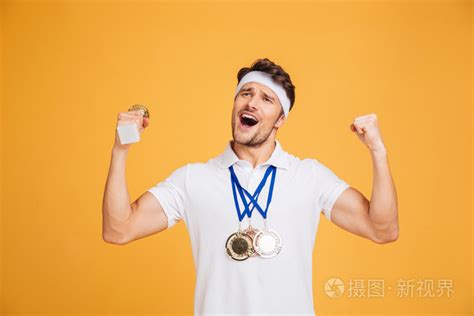 成功的运动员拿着三枚奖牌呐喊助威照片-正版商用图片0se6dr-摄图新视界