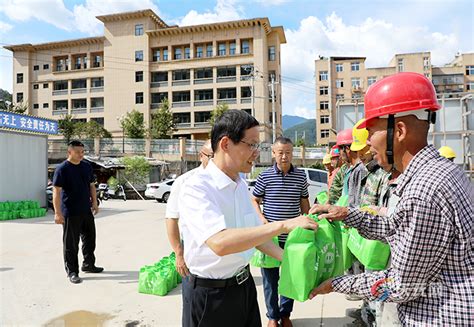 高温送清凉 关怀沁人心 | 蔡昉看望慰问高温一线劳动者