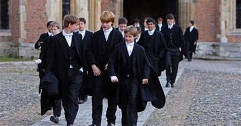 【63,000RT】英国一の名門中高のイートン校、成績上位14名は「王の学徒」黒いガウンを羽織ってかっこよすぎる | イートン校, パブリック ...