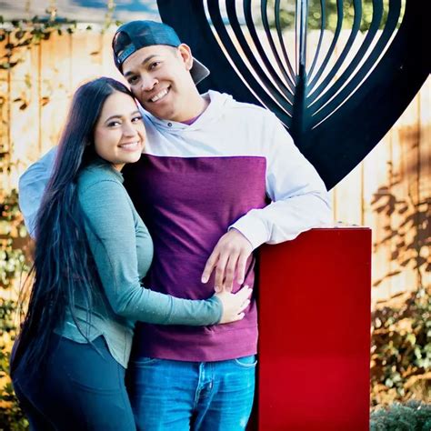 हद है: मैच के बीच सक्योरिटी तोड़ मैदान में घुसा शख्स, घुटनों के बल बैठ ...