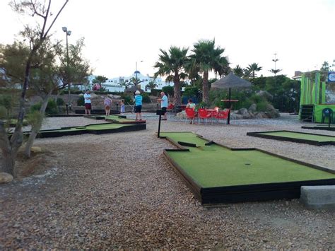 https://dynamic-media-cdn.tripadvisor.com/media/photo-o/0b/de/5f/2b/mini-golf-y-terraza-de.jpg?h=1200&s=1&w=1200