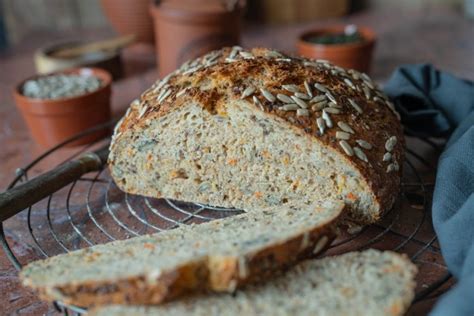 Einfaches, fixes Rezept für Dinkel Joghurt Brot mit Möhren