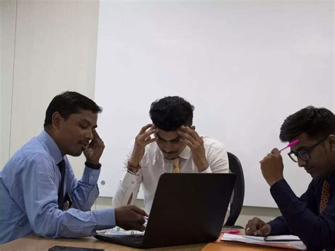 Boss gives employee two choices: Rs 8 crore job or family? What he did ...