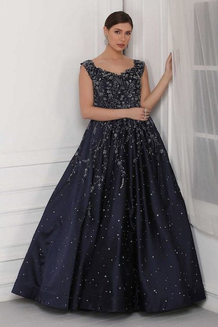 Pooja Peshoria | Designer Sarees, Gowns, Lehengas | Aza Fashions