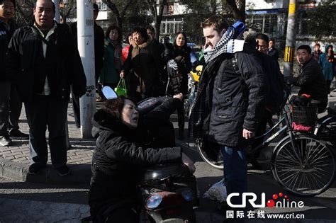 北京街头：遭中年女子讹 老外急哭 衣服被撕烂|老小孩讲述