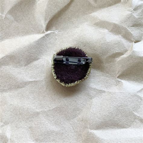 オリジナルブローチ ヴィンテージボタン 黒ボタン ベージュビーズ ゴールド刺繍 | GO!DESIGNS
