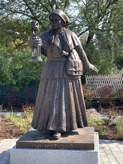 Harriet Tubman Standbeeld Harriet Tubman Monument Takes Newark Space