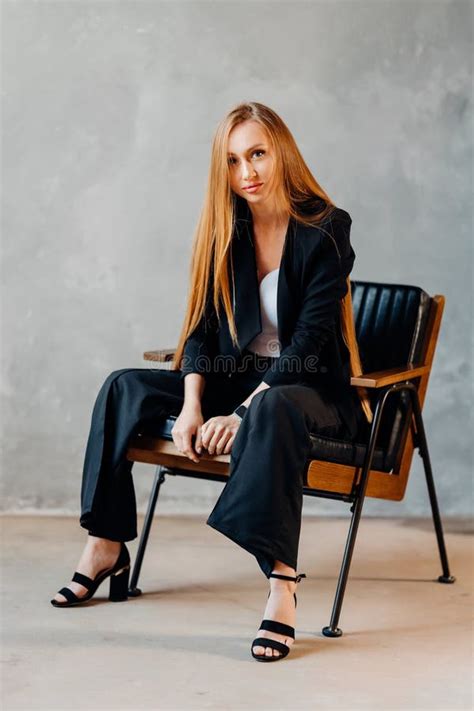Beautiful Women Business Suit 的图像结果