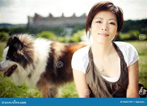 中国狗女孩 库存图片. 图片 包括有 微笑, 汉语, 云彩, 妇女, 人们, 愉快, 室外, 聚会所, 宠物 - 9669199