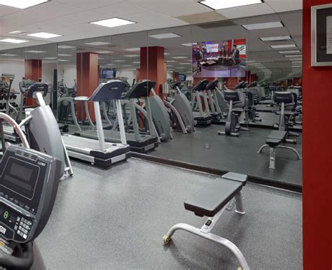 TV On Wall in Gym 的图像结果