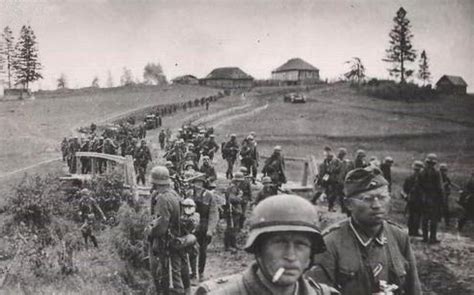 德军突袭明斯克，战斗中给苏军伤兵补枪，火烧躲在房子里的人-搜狐大视野-搜狐新闻