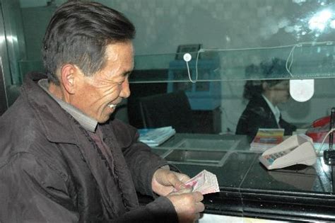 图文：（财经专线）（1）甘肃地震灾区：农村银行放贷忙 帮助群众过“暖冬”_新闻中心_新浪网