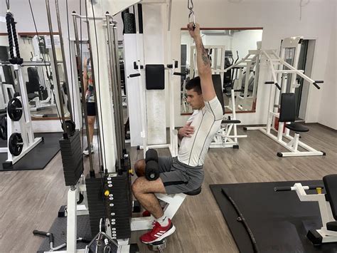 Single-Arm Lat Pulldown Guide: Muscles Worked, Benefits, Alternatives