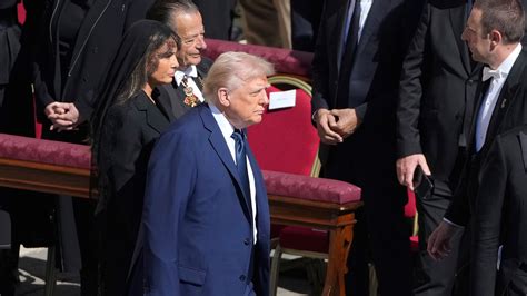 Crowds applaud as pope's casket carried out of St. Peter's Square ...
