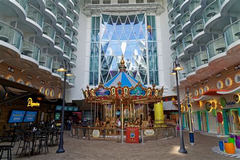 Boardwalk | Wonder of the Seas | Kreuzfahrtschiff-Bilder