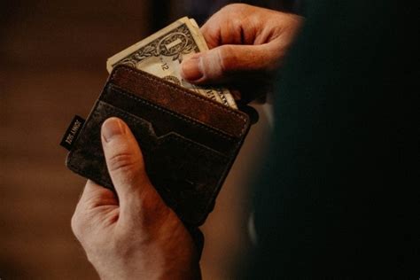 你捡到钱包会还给失主吗？调查显示，钱包里钱越多归还率越高 - Chinadaily.com.cn