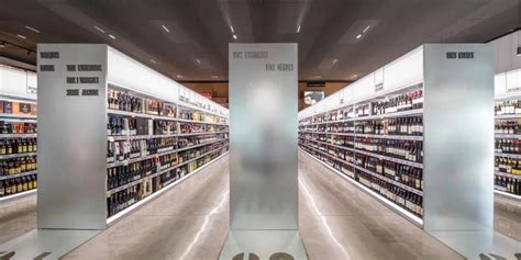 进口超市酒类购物场景展示高清图片下载-正版图片500180191-摄图网