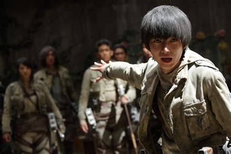 Screenshot des Attack on Titan Live Action Movie zeigt Eren und neuen ...