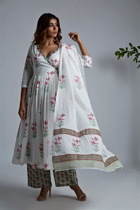 Magenta Lily Mulmul Dupatta – Priya Keswani Label